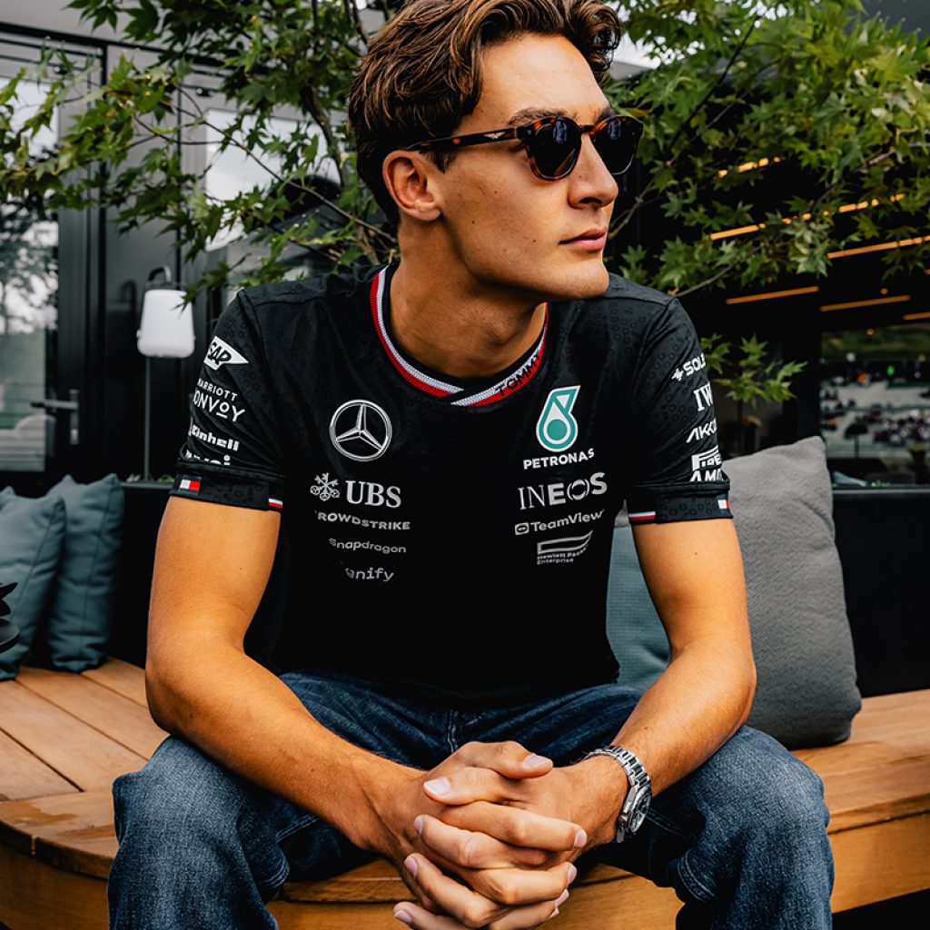 Il pilota di F1 George Russell firma l’omonima limited edition per Police